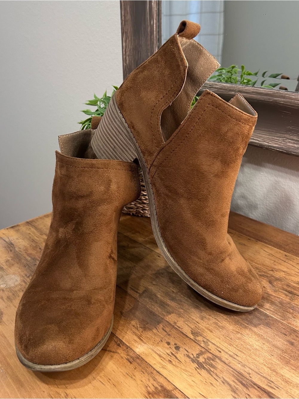 Women’s Warm Brown Pull On Faux Suede Stacked 2.5” Heel Unbranded Ankle Boot 8.5